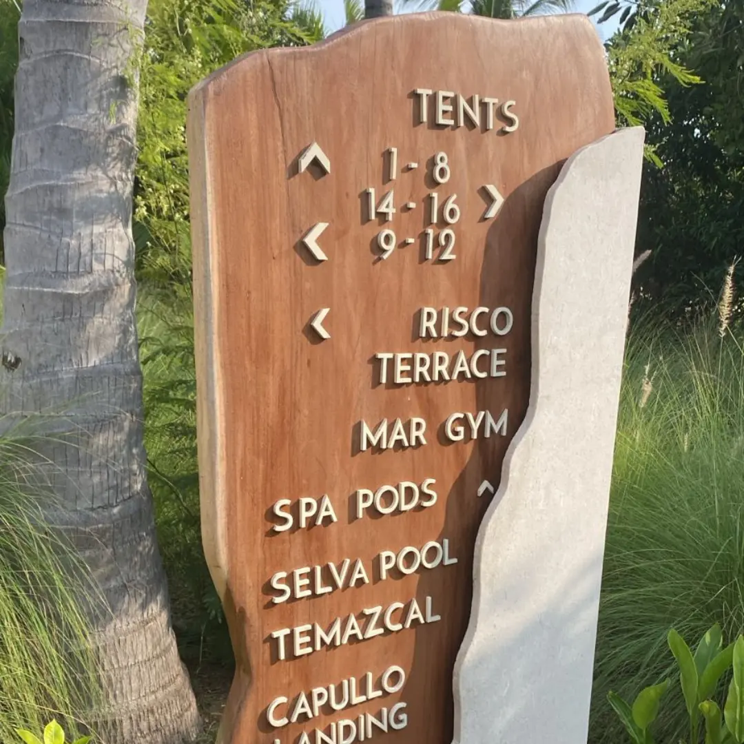 Directorio totem de zonas en hotel