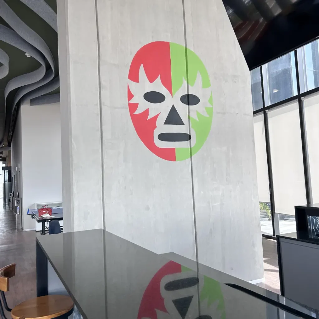 Máscara de lucha verde con rojo en muro