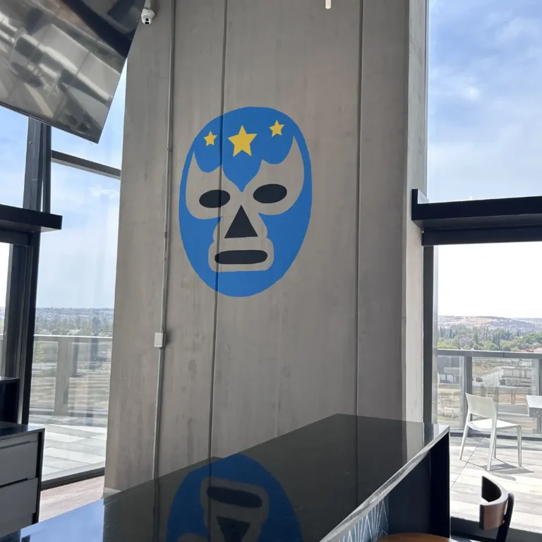 Máscara de lucha azul en muro