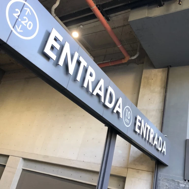 wayfinding entrada estacionamiento